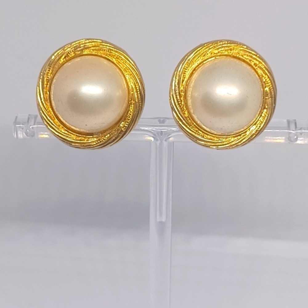 TRIFARI VINTAGE FAUX PEARL CABOCHON & GOLD CLIP ON EARRINGS STATEMENT RUNWAY